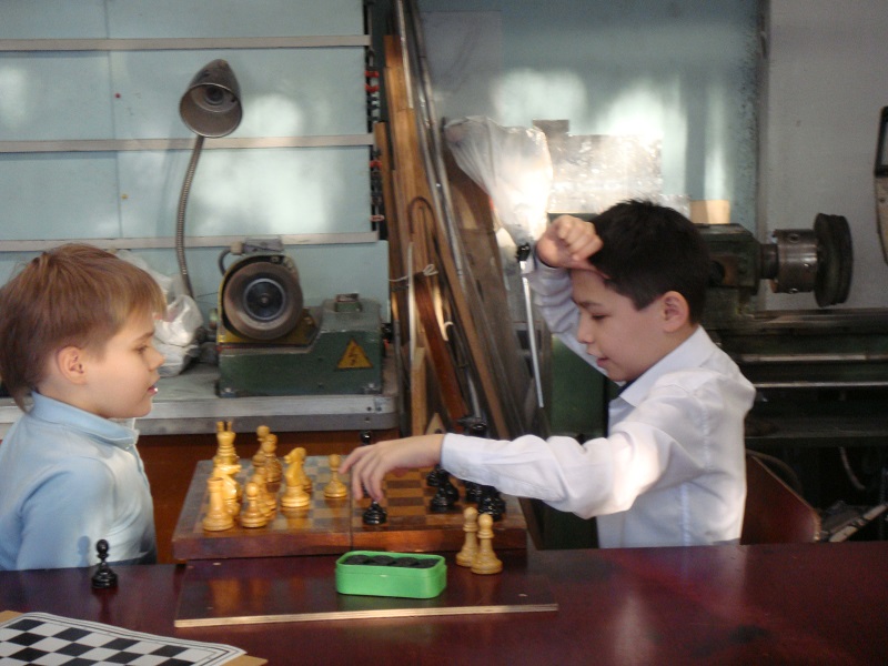 Шахматный турнир на первенство школы среди начальных классов.